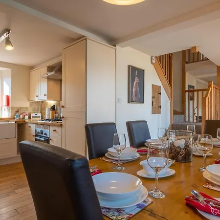 Moorfoot Court Cottages 別荘