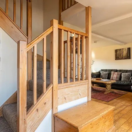 Moorfoot Court Cottages 別荘 *