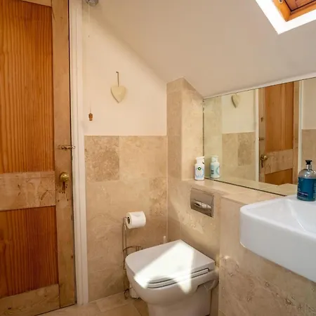 Moorfoot Court Cottages 別荘 *