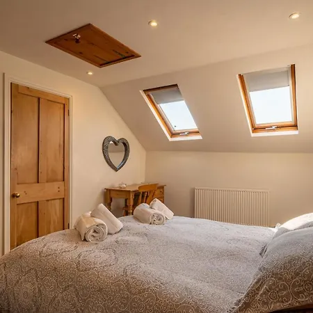 Moorfoot Court Cottages Tatil Evi